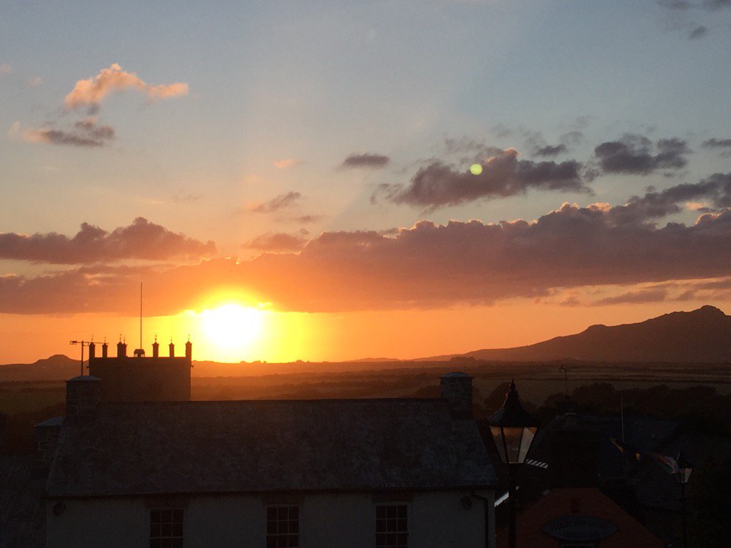 stdavidsherd's tweet photo. Not again..another cracking sunset #StDavids #StrongerTogether #CymruAmByth #Pembrokeshire #WelshBlack #StDavidsHerd https://t.co/x30r3OMa9j
