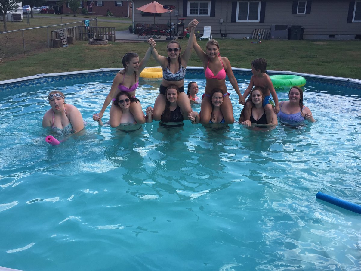 _emilyblackwell's tweet photo. fun in the sun 😝😂 https://t.co/4Qu9QHnG1z