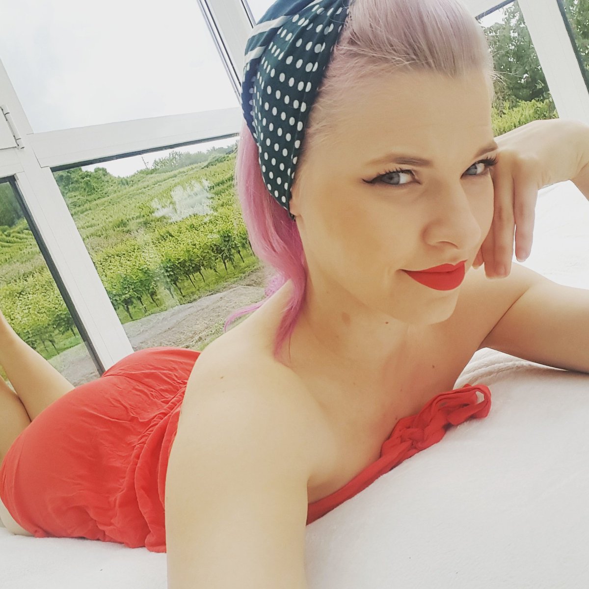 SabrinaEiserman's tweet photo. just chillin :D love the pin up look *-* https://t.co/veOYchDPue