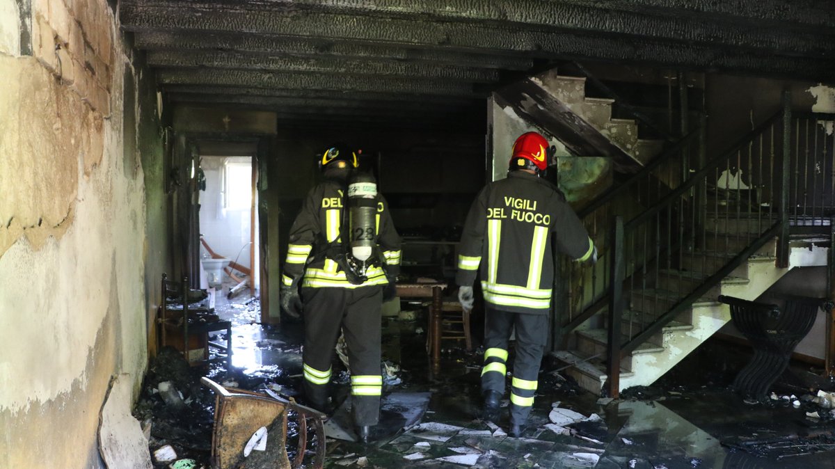 vvfveneto's tweet photo. I #vigilidelfuoco intervengono per un’esplosione e conseguente #incendio casa a #Castegnero https://t.co/lPT6zI5EZW https://t.co/S7PAzJDolQ