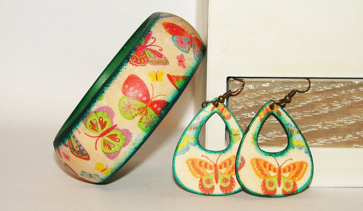 ArttSpaces's tweet photo. Set Wooden Bracelet and Earrings, Green Wooden Bangle, Decoupage Banglea… https://t.co/iFxdNBPuXi #Etsy #GreenBangle https://t.co/PHaPbKgwu4
