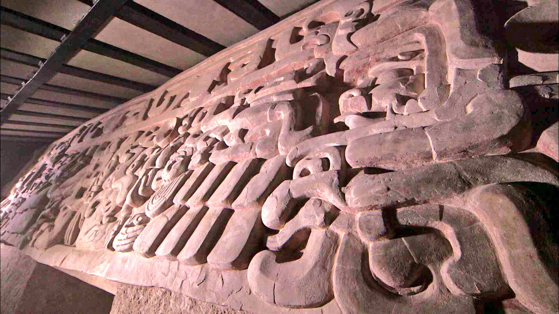 世界遺産 メキシコ ユカタン半島のカラクムル遺跡 古代マヤ最大級のピラミッド内部には 幅メートルもの巨大なレリーフもありました 雨の神 写真右 が描かれています T Co Leuuvbpzoa Twitter