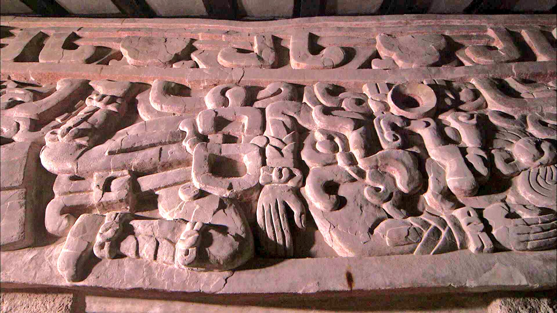 世界遺産 メキシコ ユカタン半島のカラクムル遺跡 古代マヤ最大級のピラミッド内部には 幅メートルもの巨大なレリーフもありました 雨の神 写真右 が描かれています T Co Leuuvbpzoa Twitter