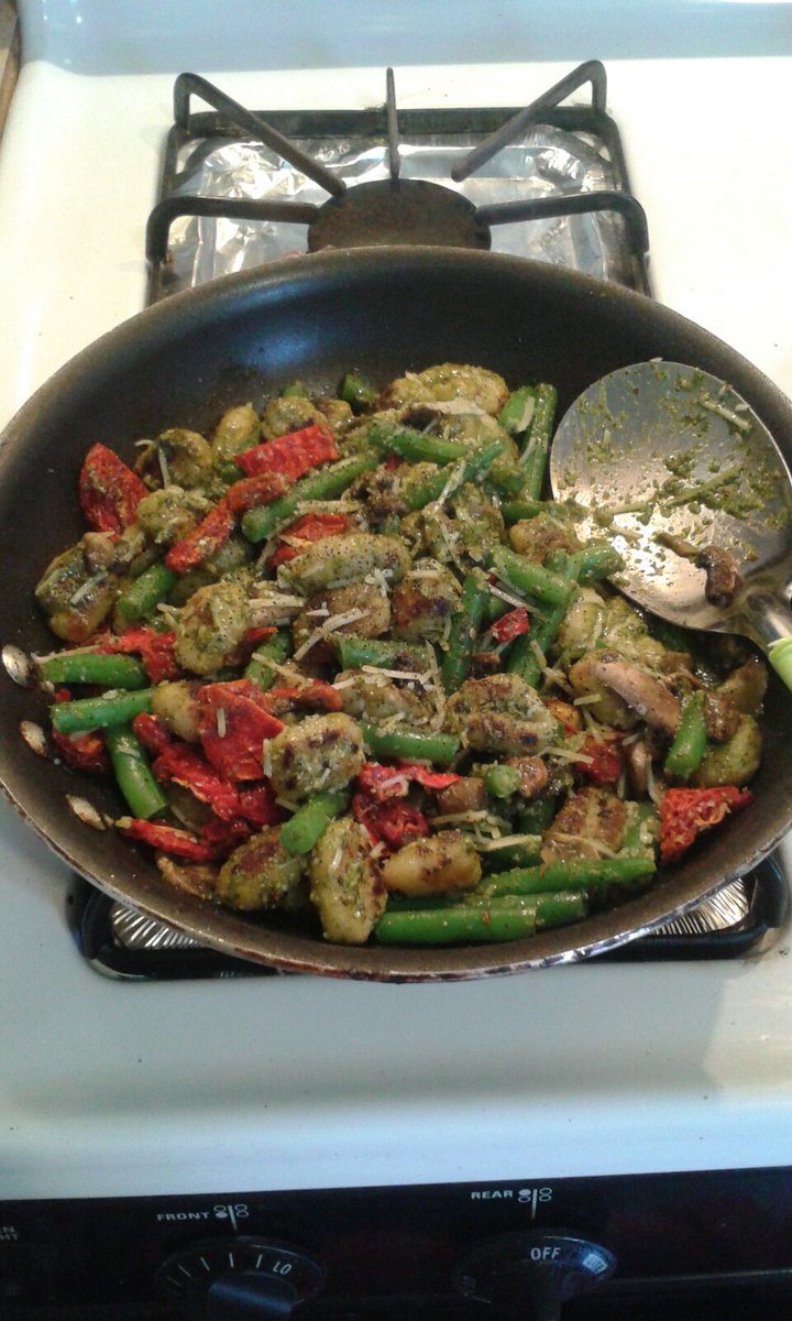 hkombian's tweet image. Thanks @HelloFresh, most excited to try pan-seared gnocchi :D #dinnerhack