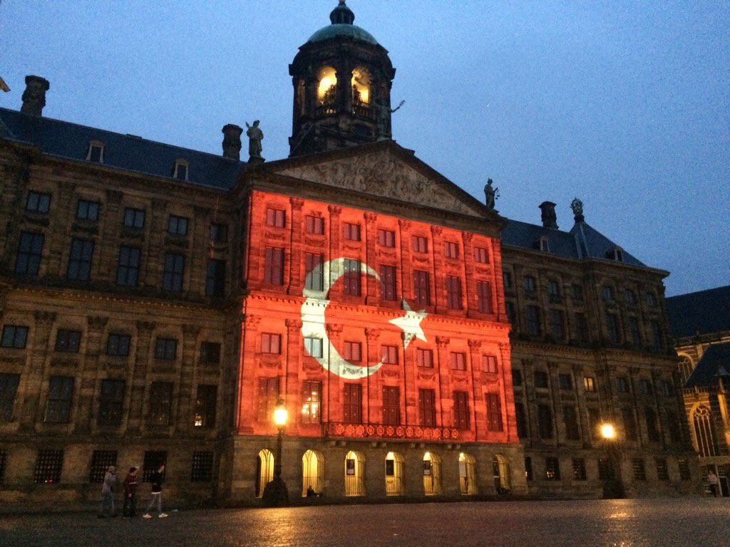 MHK_Org's tweet photo. SON DAKİKA // Amsterdam "Dam meydanında" Türkiye'ye destek amaçlı bayrağımız projekte edildi. https://t.co/FeItQooTKq