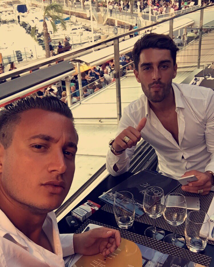 gregvaiarelli's tweet photo. Diner avec mon Frate sur le port de carry @valentinleonar 
Bientôt L Espagne allleezzzzzlllaaaaaaa #tchatcheur https://t.co/JEUDi0FcoT