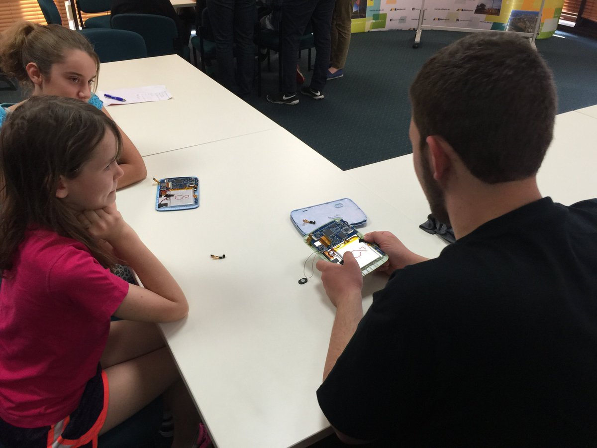 SplitSpaces's tweet image. Kids Building a tablets..... #techsuperstars #Splitspaces #fiftysix