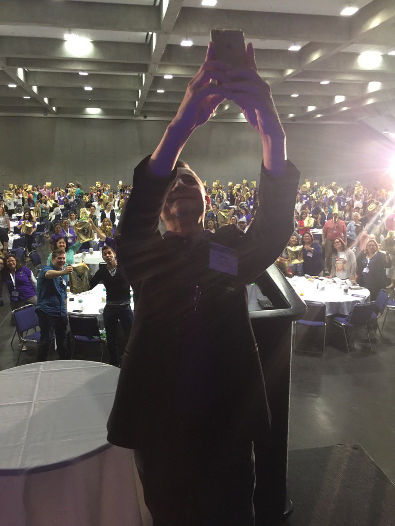 nava_mnava's tweet photo. #ATDLE2016 golden bags everywhere! https://t.co/LWTZGgHz5a