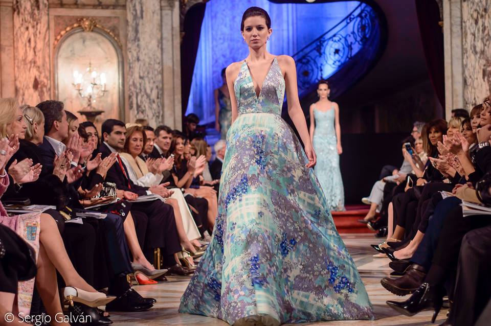 dannu66's tweet photo. Aplausos @vickyramosmodel #Pasarela @gabriellage #Collection #XXV #AltaCostura #25años #BuenosAires Ph:Sergio Galvan https://t.co/zqCKjB6T1J