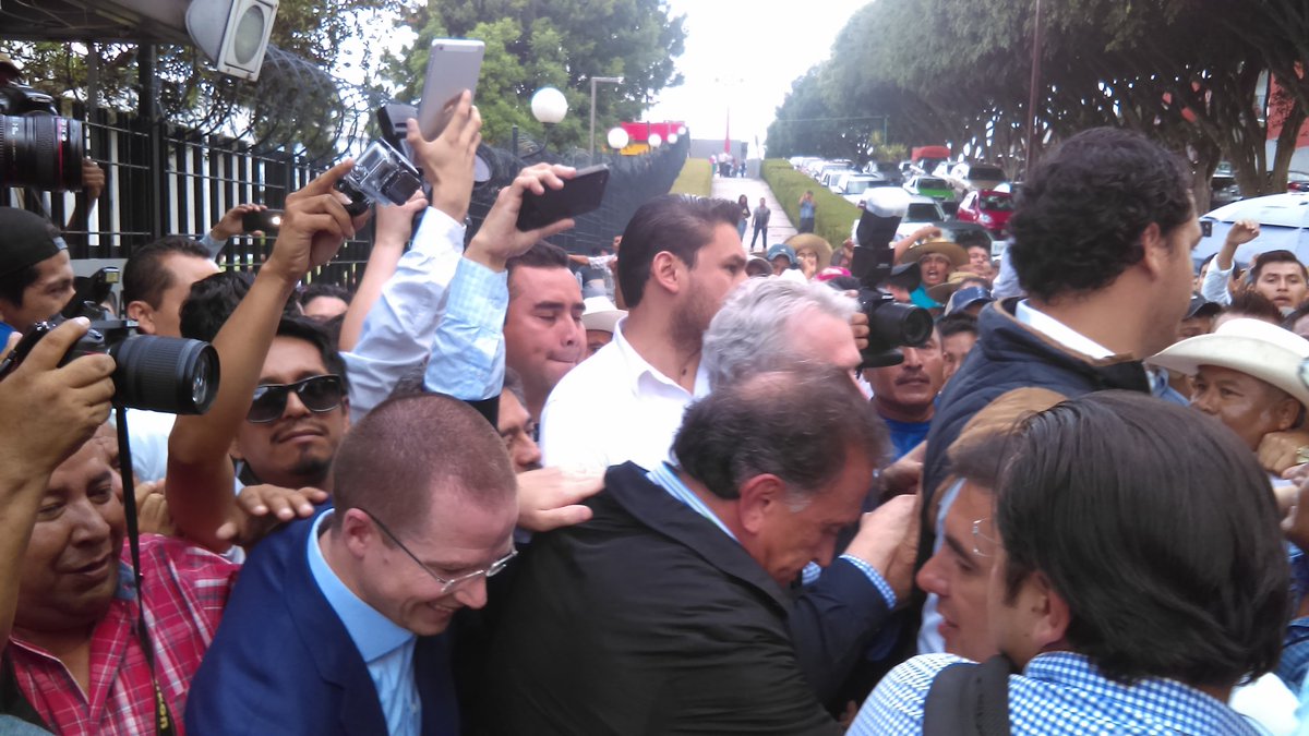 PRD_Ver's tweet photo. Cobarde ataque el de los supuestos 400 Pueblos al gobernador electo @YoconYunes así como a @RicardoAnayaC en #Xalapa https://t.co/lQzi1uifBw