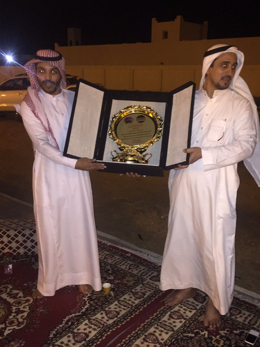 Qdharyh's tweet photo. بكل حفاوة و تكريم تقدم فريق داورد بتكريم عضو اللجنة و رئيسها/نصري سفر و ذلك بدعوتهم له و اقامة الوليمة له مشكورين https://t.co/b9iyeK2QYM