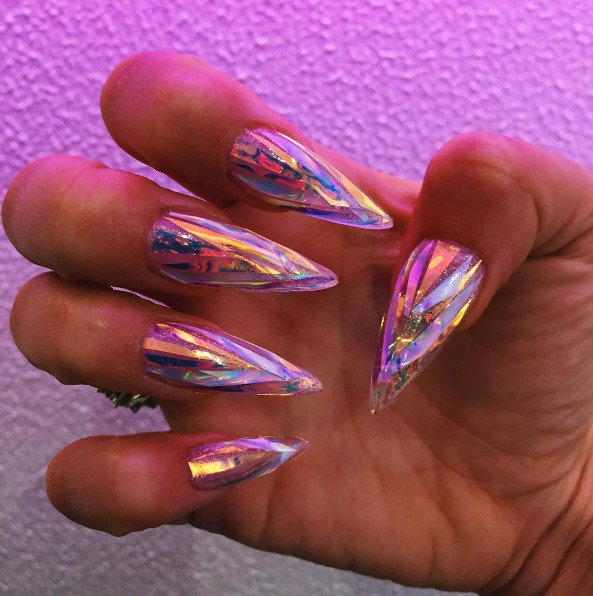 ホログラムシートを使って作る クリスタルネイルがアメリカで流行中 神秘的でキレイ C Clarahnails C Tres She フロントロウ編集部 Scoopnest