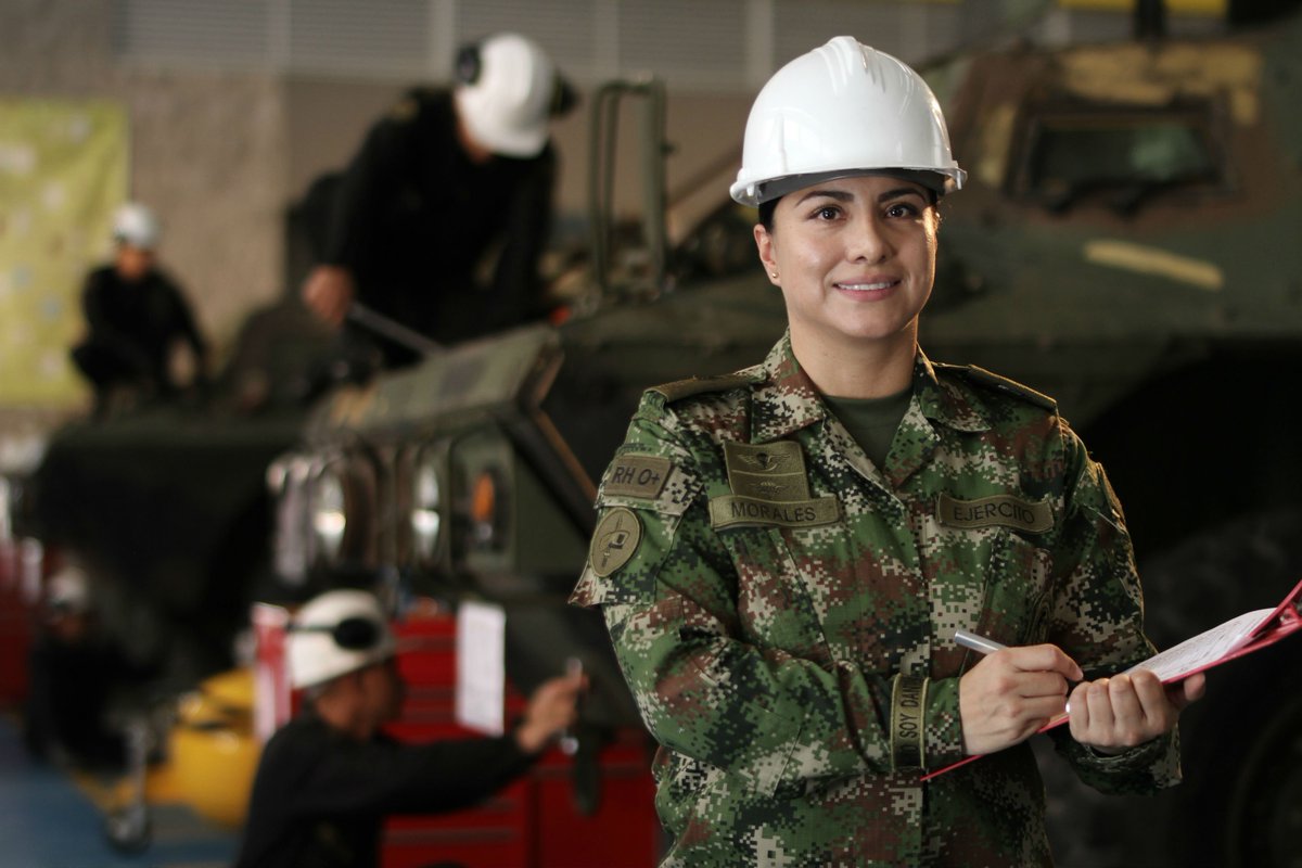 Mujer Militar es ejemplo de trabajo, responsabilidad y compromiso con nuestro país #Colombia #FelizJueves