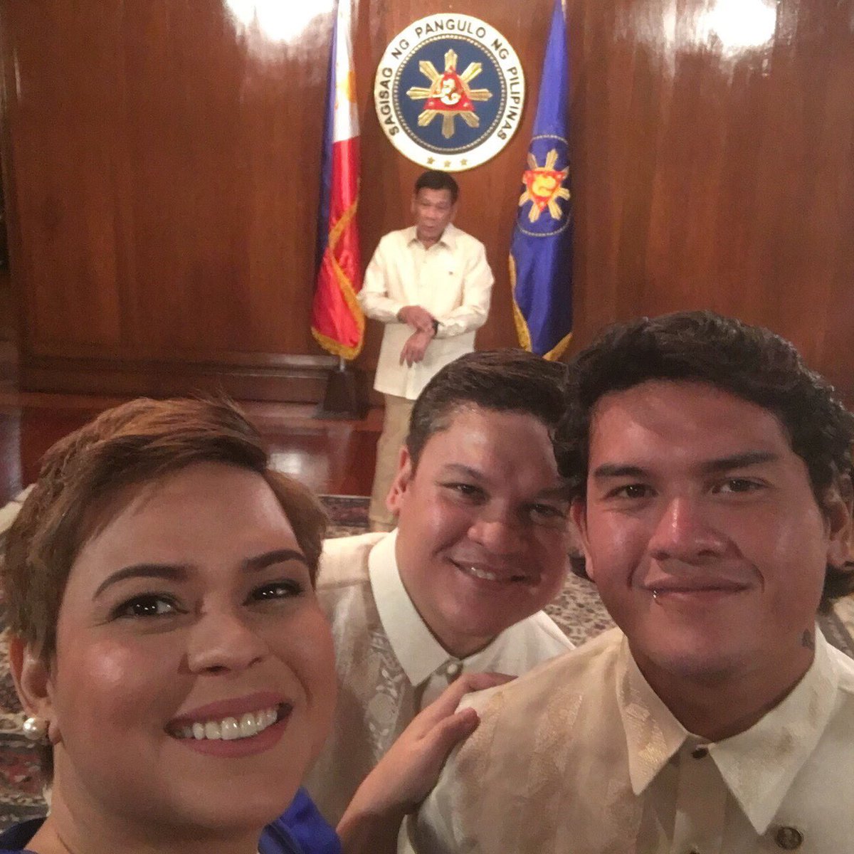 newsdeskasia's tweet photo. The Duterte siblings with President Rodrigo Duterte as...well, the Presidential photobomber. #duterteinauguration n https://t.co/JOMKsXSqbu