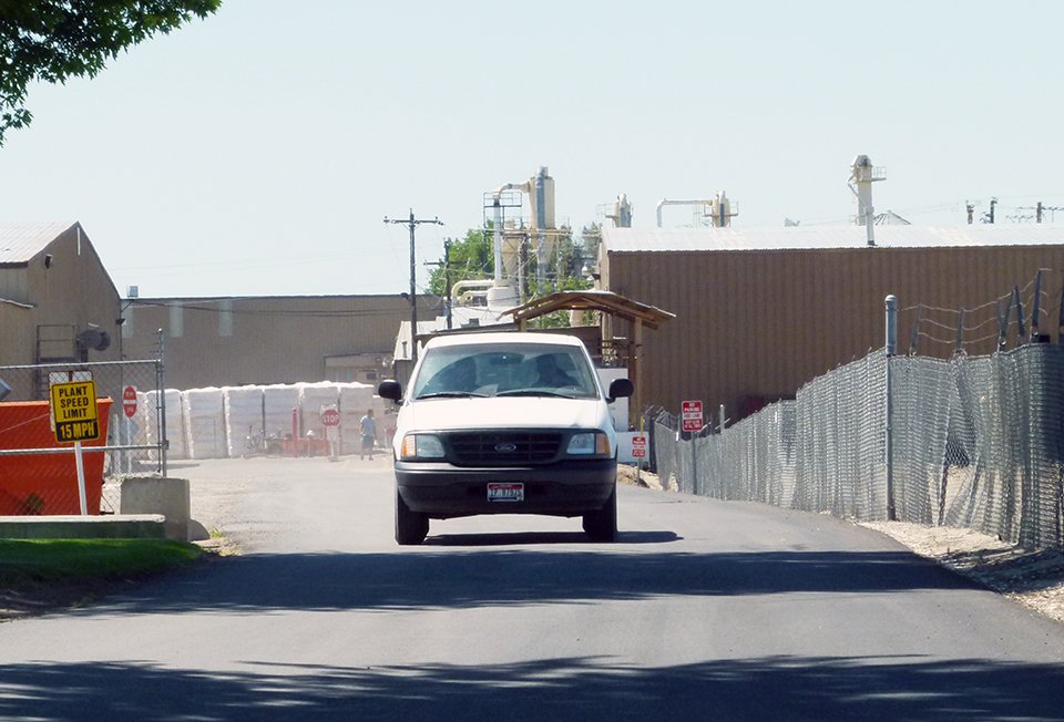 PayetteIndEnt's tweet photo. Fruitland Council sends back Woodgrain Millwork parking lot permit. https://t.co/ZT57WvbMU6 https://t.co/FhHDdUv2BS