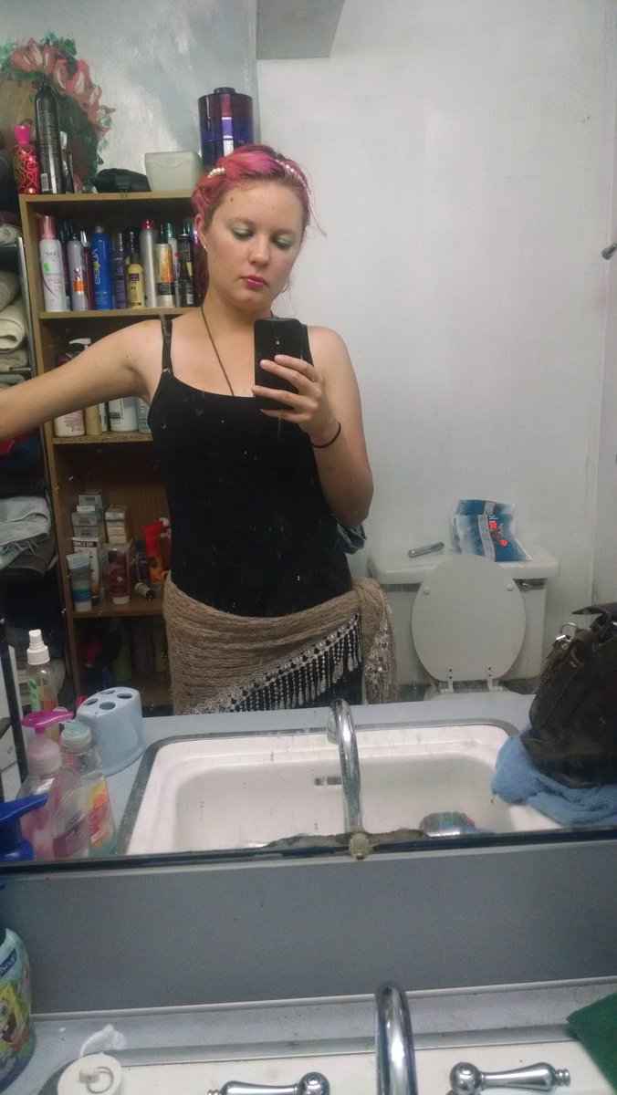 proudwiccan's tweet photo. /#boredwriter #sorrynotsorry #writerselfie https://t.co/hlPkwzLsMl