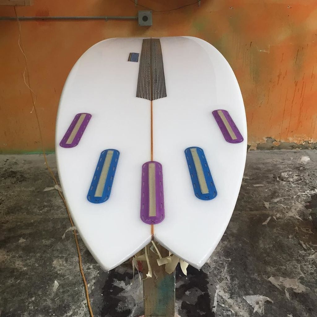 CarrozzaSurf's tweet photo. All kinds of curves. #fivefin #babyswallow #hyperlink #surfboards #carbonstrip #futurefins… https://t.co/H6t9EsE9V4 https://t.co/VVi7kBZ4jG