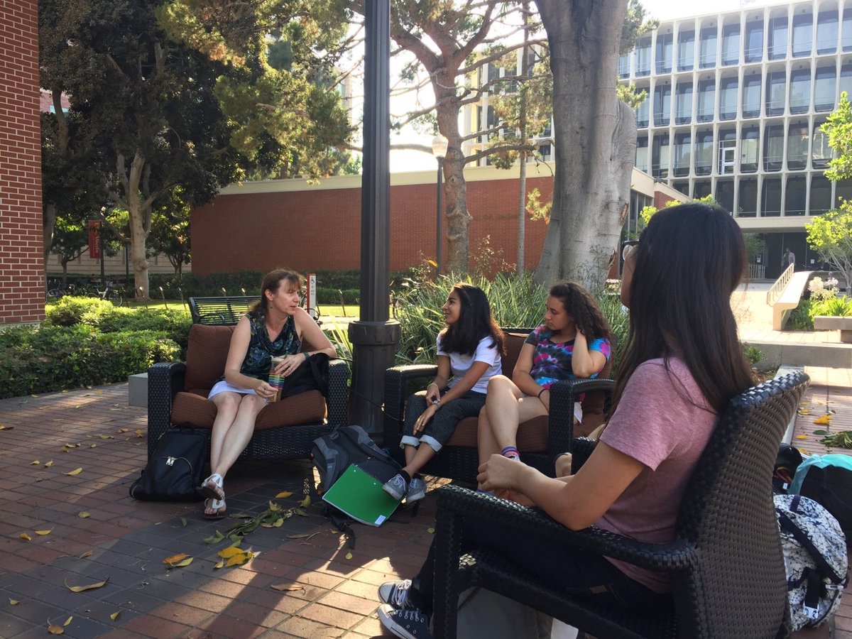 ViterbiSTEM's tweet image. Dr. Mataric inspiring the next generation of Women Engineers #DiscoverEngineering @USCViterbi @USCSummer @sweusc