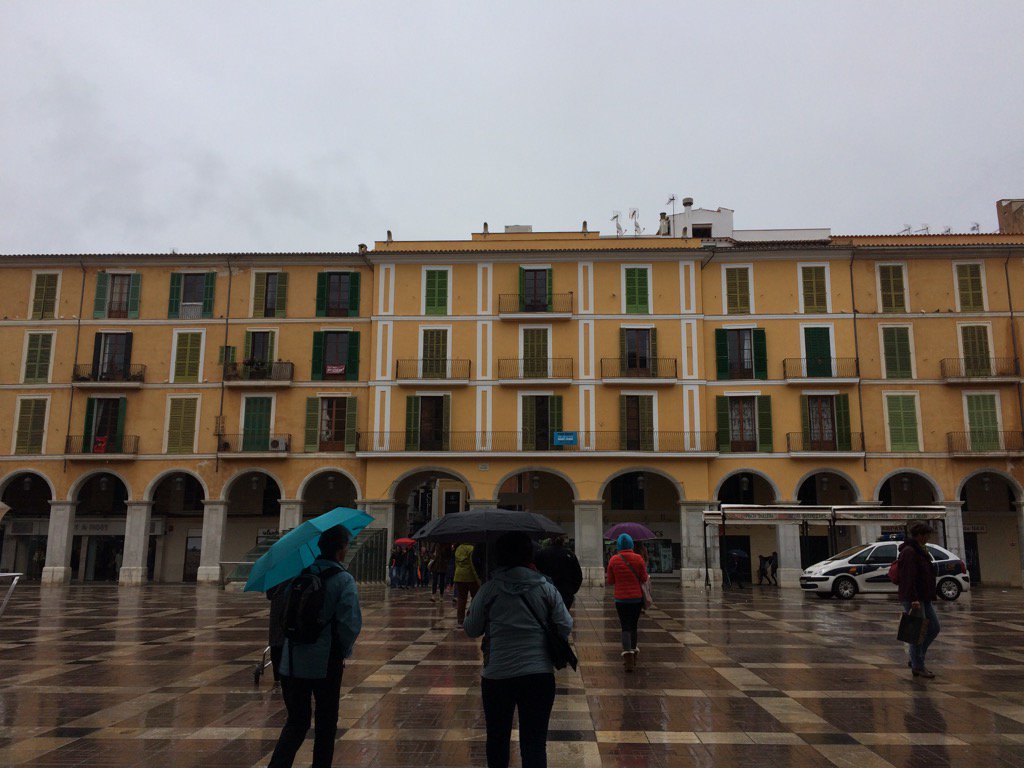 Chivi_6's tweet photo. If each apartment has at least two windows. What is the minum number of apartments in this building? #EDCI653 https://t.co/TSTvJapl6R