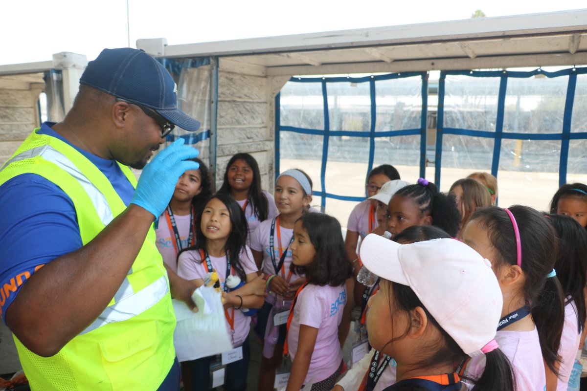 aswilliams73's tweet photo. @HelloJetBlue @jlgeraghty @kerseyaoaeh "project scientist" girls long beach airport. #upforgood #jetbluefoundation https://t.co/P8pZtHqFS9