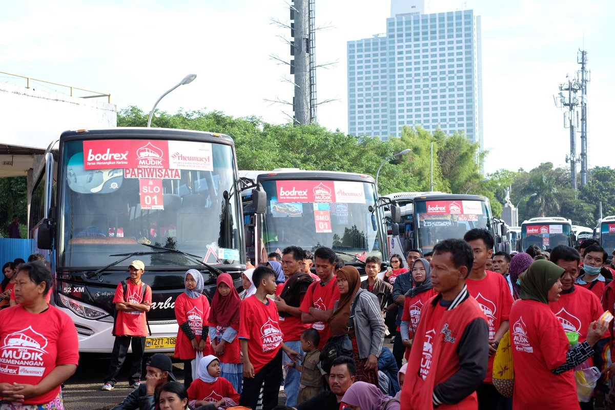 chikastuff's tweet photo. Di pelepasan bus #MudikKemenangan bareng @keluargabodrex dan @NEOrheumacyl totalnya ada 41 bus. BANYAK YAAAAA!! https://t.co/qP3r1Ux5y8