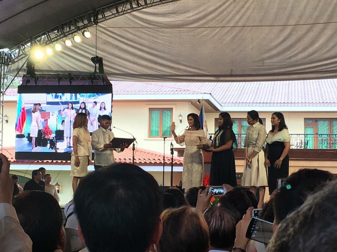 roxasrobredo's tweet photo. Ang Pangalawang Pangulo ng Pilipinas, Leni Robredo. 

#VPLeni https://t.co/wgEHbfLZFL