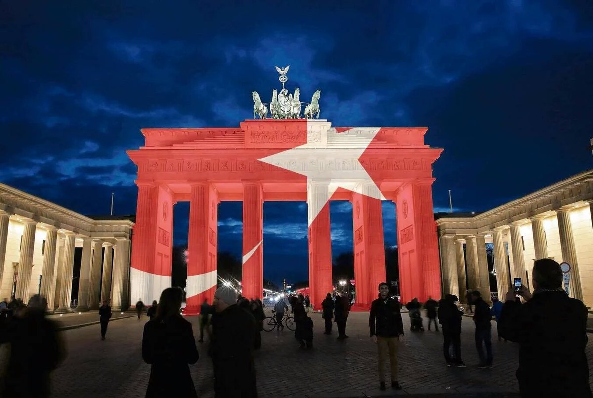 gormen_lazim's tweet photo. Paris'te Eyfel Kulesi, Berlin'de Brandenburg Kapısı, Amsterdam'da Royal Palace bu gece Türkiye için Kırmızı Beyazdı. https://t.co/30YLgBLlzr