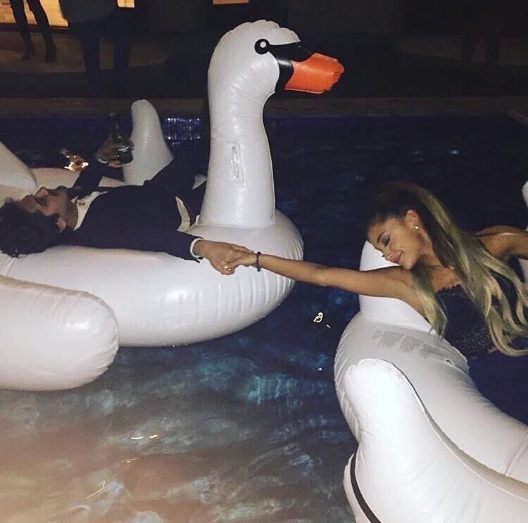 AriGrandeSIRP's tweet photo. party funz https://t.co/r9lNEYZKbH