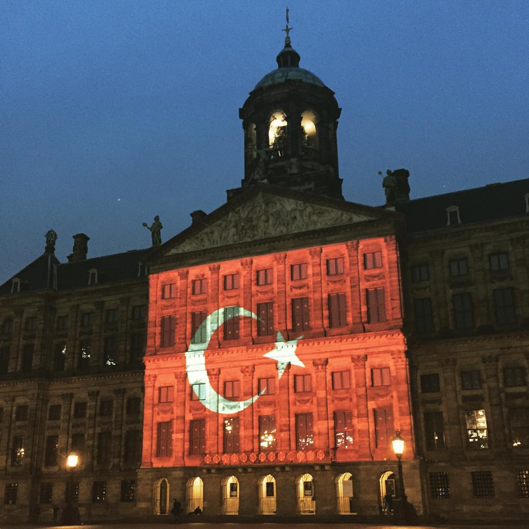 gormen_lazim's tweet photo. Paris'te Eyfel Kulesi, Berlin'de Brandenburg Kapısı, Amsterdam'da Royal Palace bu gece Türkiye için Kırmızı Beyazdı. https://t.co/30YLgBLlzr