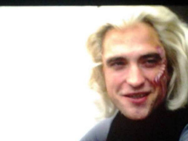 girlstuff411's tweet image. “Pattinson is shaking off the unjustified critical burden…he makes good choices &amp;amp; delivers”👍👏#LIFE #RobertPattinson