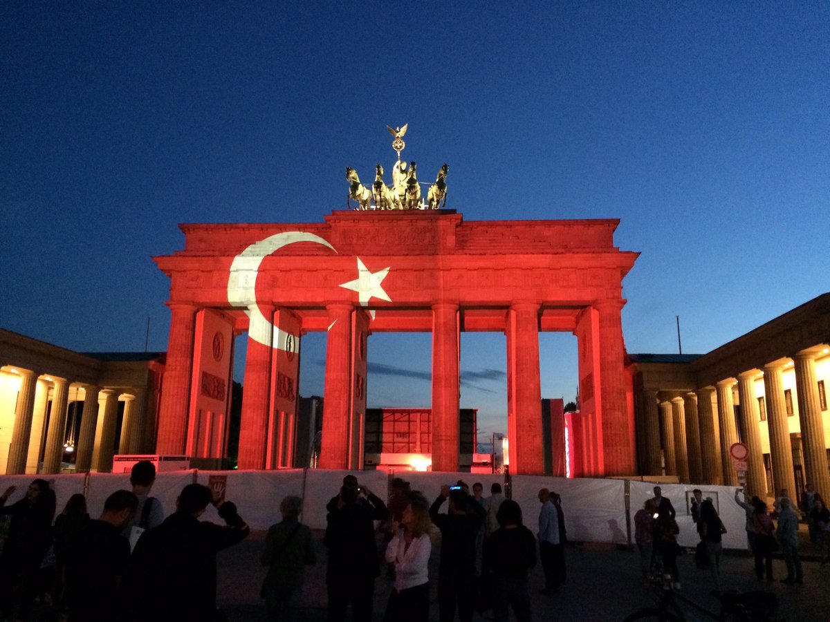 Geniustechw's tweet photo. Berlin Bradenburg Gate lit up w/ the Turkish flag in solidarity with victims of y’days attack 🇩🇪🇹🇷
#Istanbul #turkey https://t.co/FZXVqtQyae