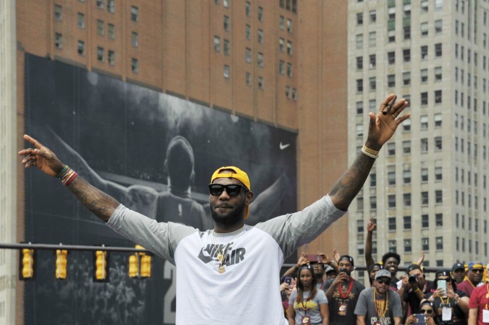 DeportesEE's tweet photo. LeBron James busca el mejor contrato de la historia https://t.co/GAvgbMwlKX https://t.co/VSUlXIgCtx
