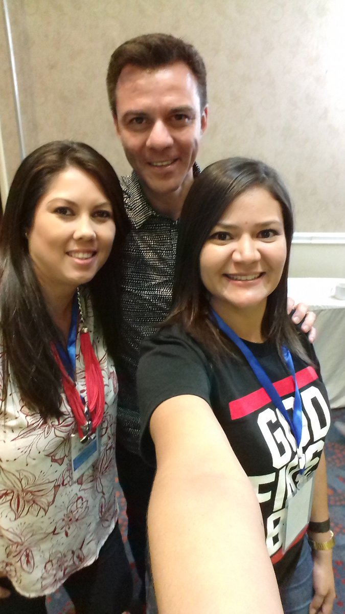 JackyMoralesA's tweet photo. Con @SheilaValdez y el amigo @OctavioRegalado ponencia magistral en #SMDaySV Gracias! *leerlo como actor de doblaje* https://t.co/rsYZAFY8z4