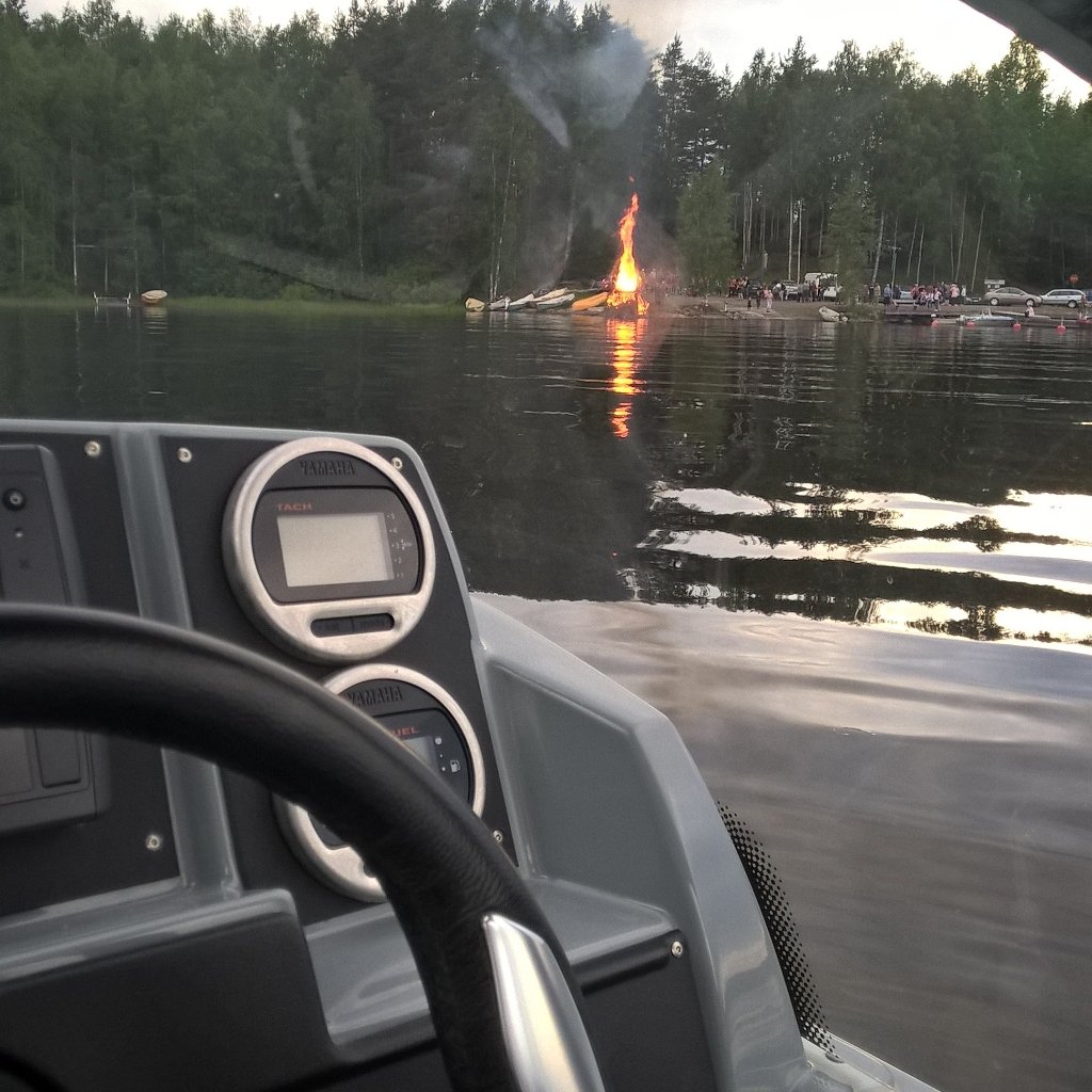 VeeraLanu's tweet photo. It's middle of the night but still light 🚤🔥 #midsummer #bonfire #finland #lake #boat #juhannus #yötönyö https://t.co/7jh3TJoYVY