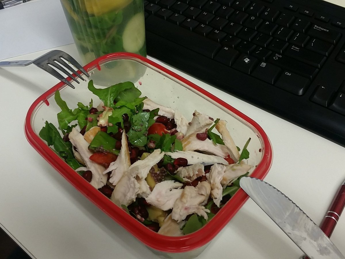 bestar82's tweet photo. Pomegranate salad #fresh #chicken #paleo #tryinghard #detoxwater #ilovefood #healthylifestyle https://t.co/ERQ9nN5N4S