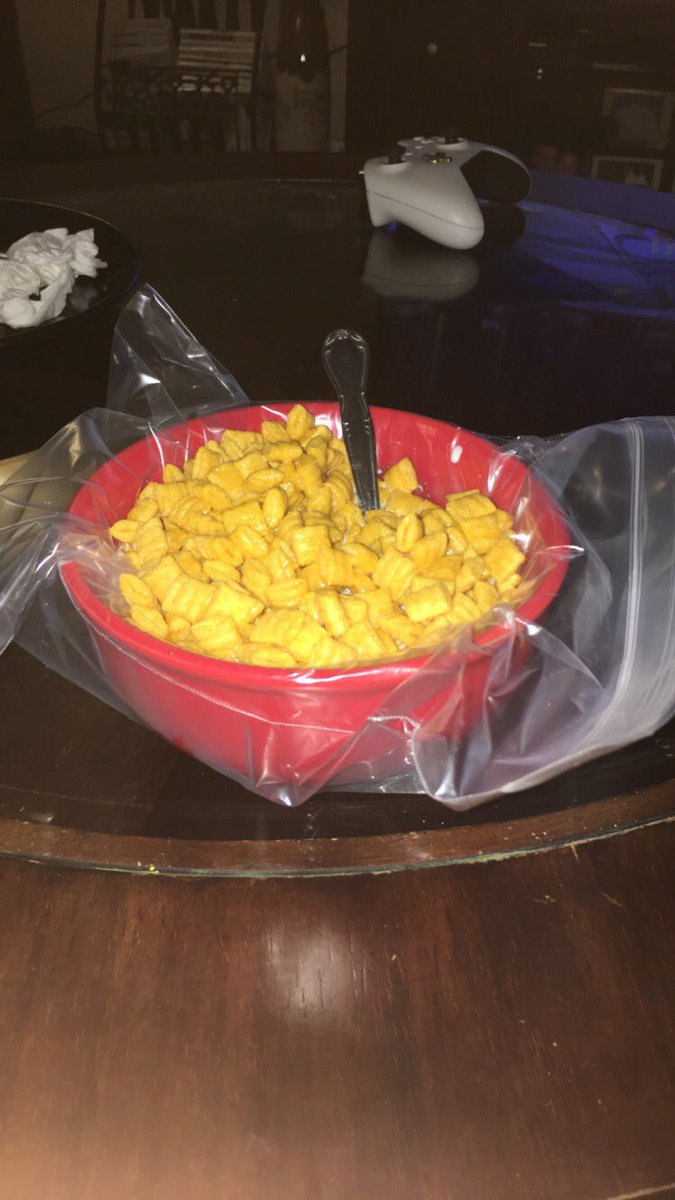 6bret_'s tweet photo. mom said wash your dish I said what dish????🤔🤔🤔🤔 https://t.co/4sckAod2JS