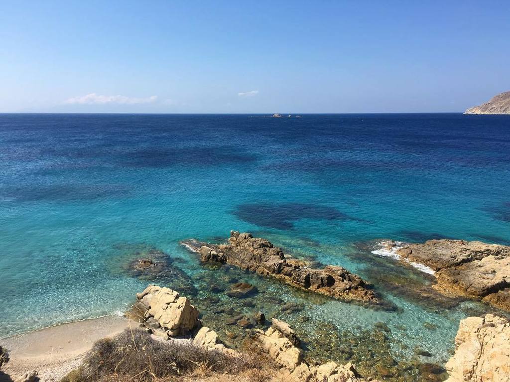 KnowingNina's tweet photo. Last day blues, the sea here is ridiculous 💙🐠🐚💦⚓️⛵️ #Mykonos #archipilegos #Greece #greeki… https://t.co/nvZTFhntjs https://t.co/lE4lIqPspU