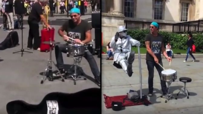 musicfeeds's tweet photo. .@ChiliPeppers drummer Chad Smith has been spotted busking in London https://t.co/20DxE0ZZkP https://t.co/N6fTfNp4gM