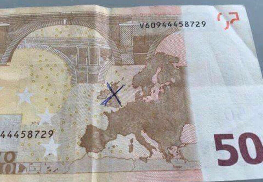 69teasing's tweet photo. Ich hab schon einen der ersten neuen Euro-Scheine! https://t.co/n4NiU9EWLS
