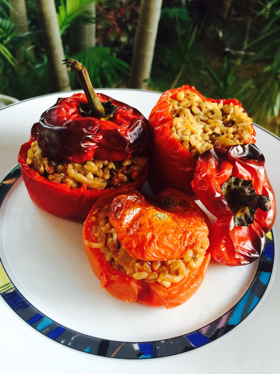 RemipeCook's tweet photo. Delicious and healthy way to lose weight: capsicum and tomatoes stuffed with brown rice, sultanas and pine nuts Yum! https://t.co/5tOdsIOLoR