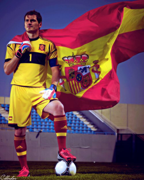 Footballtweet's tweet photo. One of the best ever goalkeepers has retired from International football, Iker Casillas. What a legend! 🙌🇪🇸 https://t.co/4yiFynUa5H