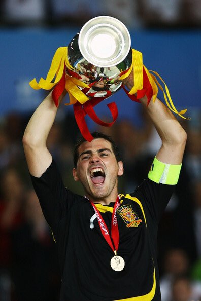 Footballtweet's tweet photo. One of the best ever goalkeepers has retired from International football, Iker Casillas. What a legend! 🙌🇪🇸 https://t.co/4yiFynUa5H