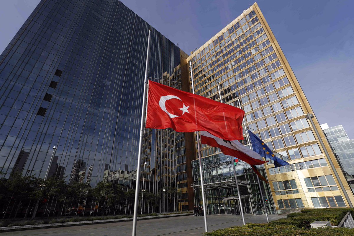 KaiDiekmann's tweet photo. Terrör saldırısında yaşamını yitirenlerin hatırına Bild bayrakları yarıda. Başın sağ olsun Türkiye. @BILD https://t.co/JPfzwhCmjS
