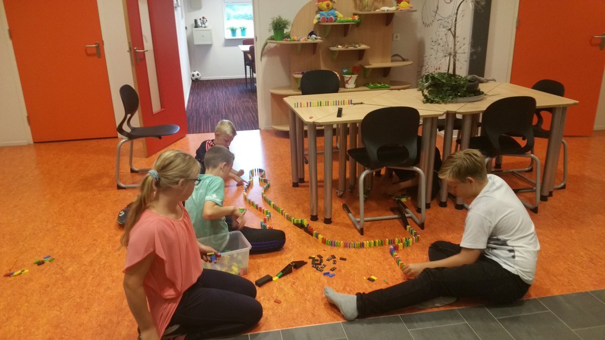 Het regent dus we vermaken ons binnen in de pauze