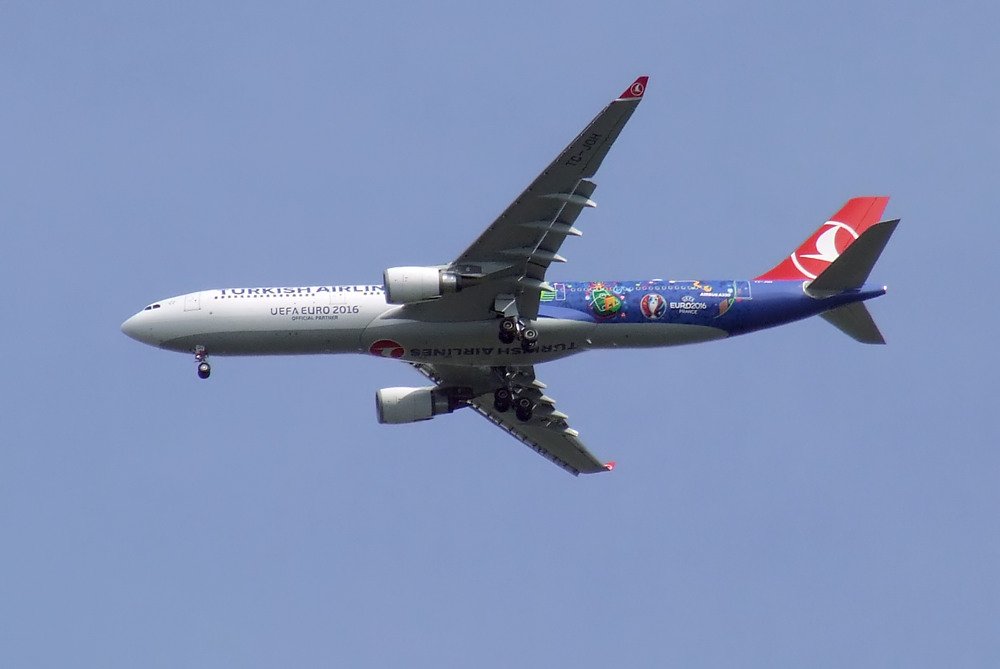 A3803's tweet photo. Notschuss, weil man auf die Türken kaum achtet, da sie sehr oft kommen. #UEFA2016 #TK1721 #ISTTXL #TXL #TCJOH #A330 https://t.co/XhzoSSnZ5c