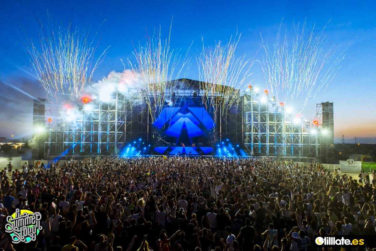 tilllatespain's tweet photo. Un éxito rotundo. 45.000 personas, musicón y pura diversión. Así fue @DisorderSpain https://t.co/mG1Of74JaK https://t.co/84l025HodB