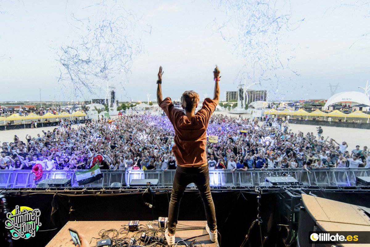 tilllatespain's tweet photo. Un éxito rotundo. 45.000 personas, musicón y pura diversión. Así fue @DisorderSpain https://t.co/mG1Of74JaK https://t.co/84l025HodB