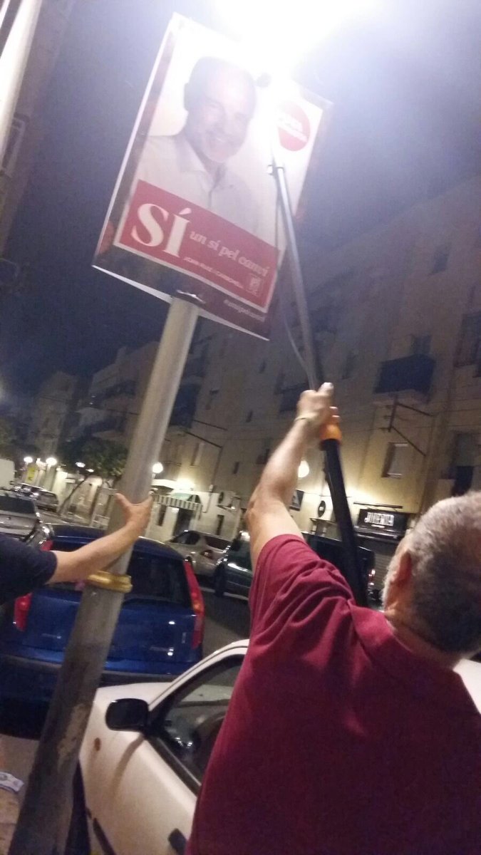 jruizcarbonell's tweet photo. Ahir a la nit, com a part d'un magnífic equip, despenjant cartells pels carrers de Tarragona. https://t.co/Pw5SzJaZpr