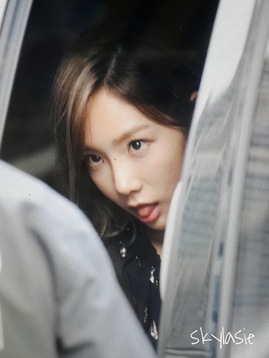 [PIC][30-06-2016]TaeYeon tham dự buôi fansign đầu tiên cho "Why" vào tối nay CmL9JBVUgAAQsKk