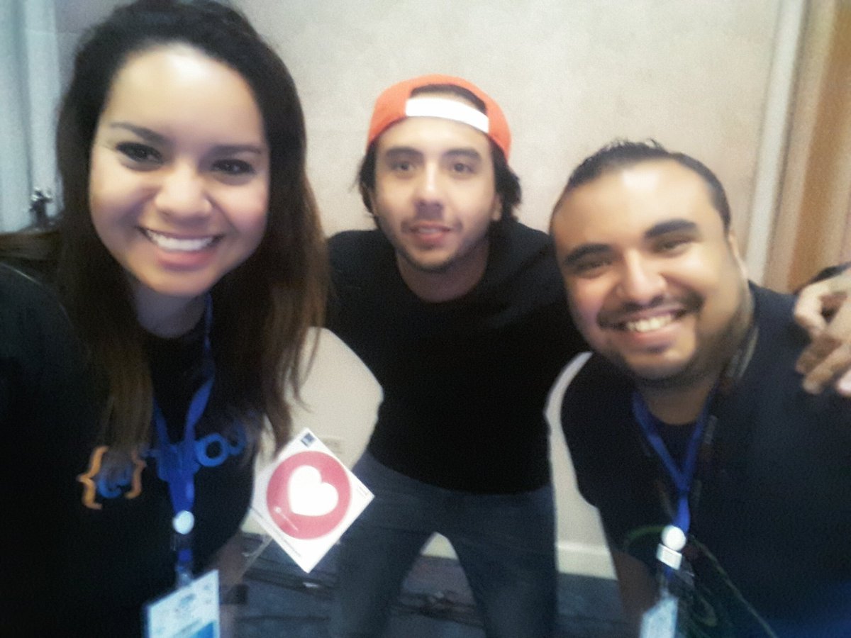 ItsArmandoLopez's tweet photo. Un selfie junto a @PabloEstradaF de #Guatemala que se mandó una gran ponencia en el #SMDaysv 👏 ¡Que viva Guatebuena! https://t.co/LPQmRny6t6